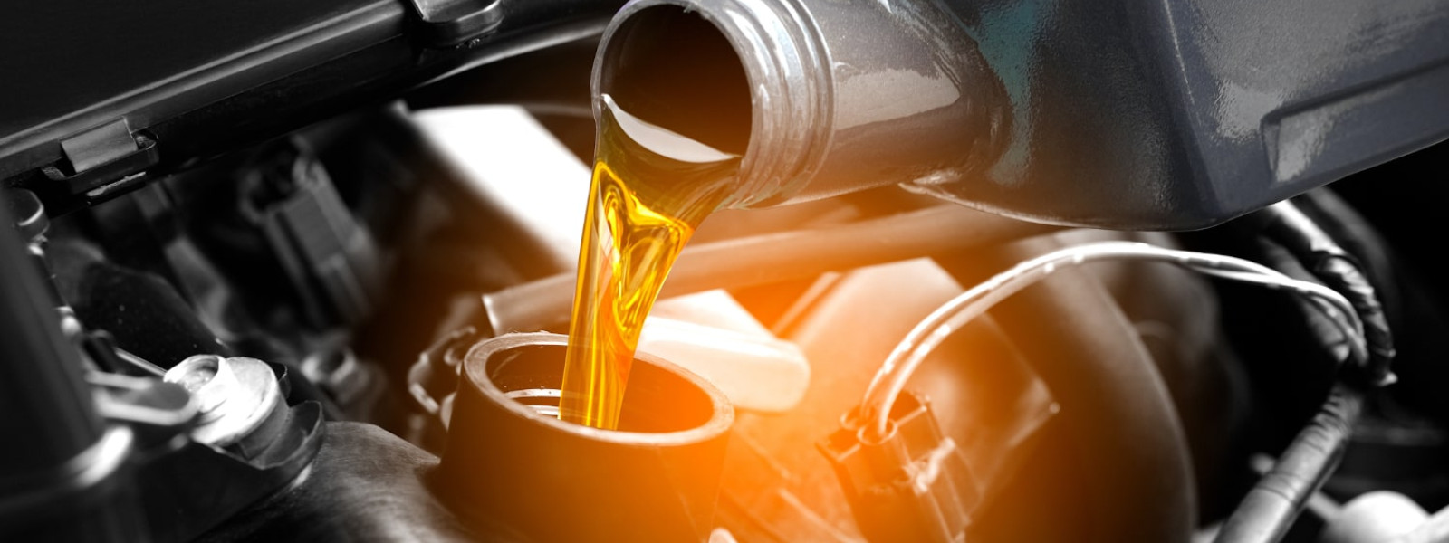 Refueling and pouring oil quality into the engine motor car Transmission and Maintenance Gear